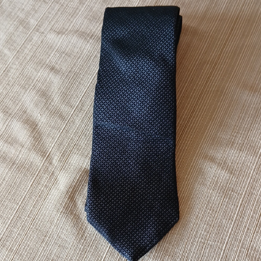 Calvin Klein 100% Silk Premium Classic Black Textured Tie - Picture 1 of 4